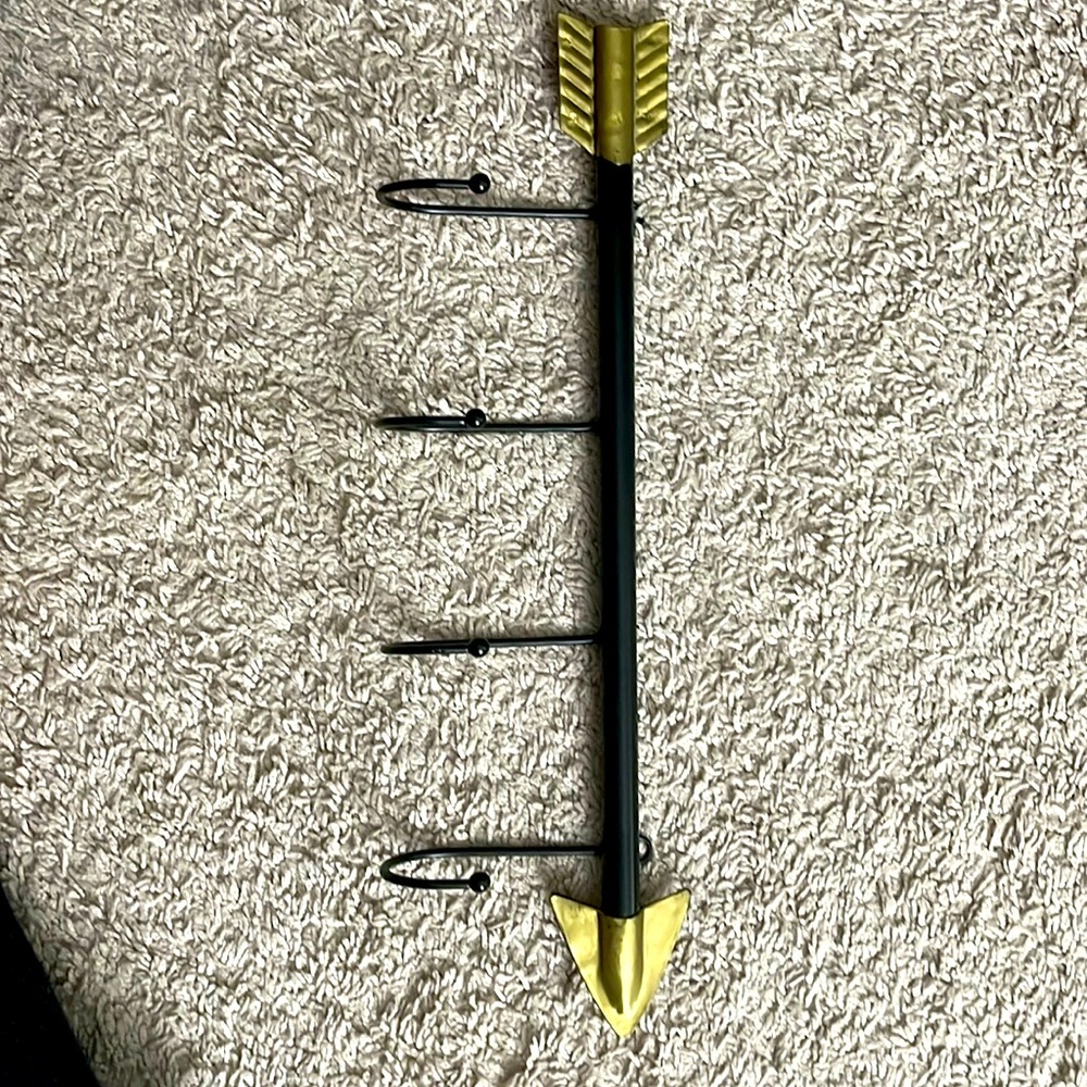 Arrow gold and black wall hanger.